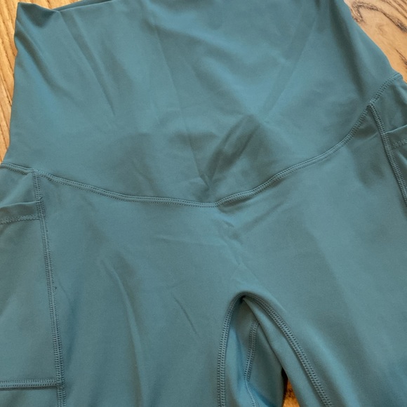 Buttery Smooth Maternity Leggings with Pockets. Size Small. - Picture 4 of 5